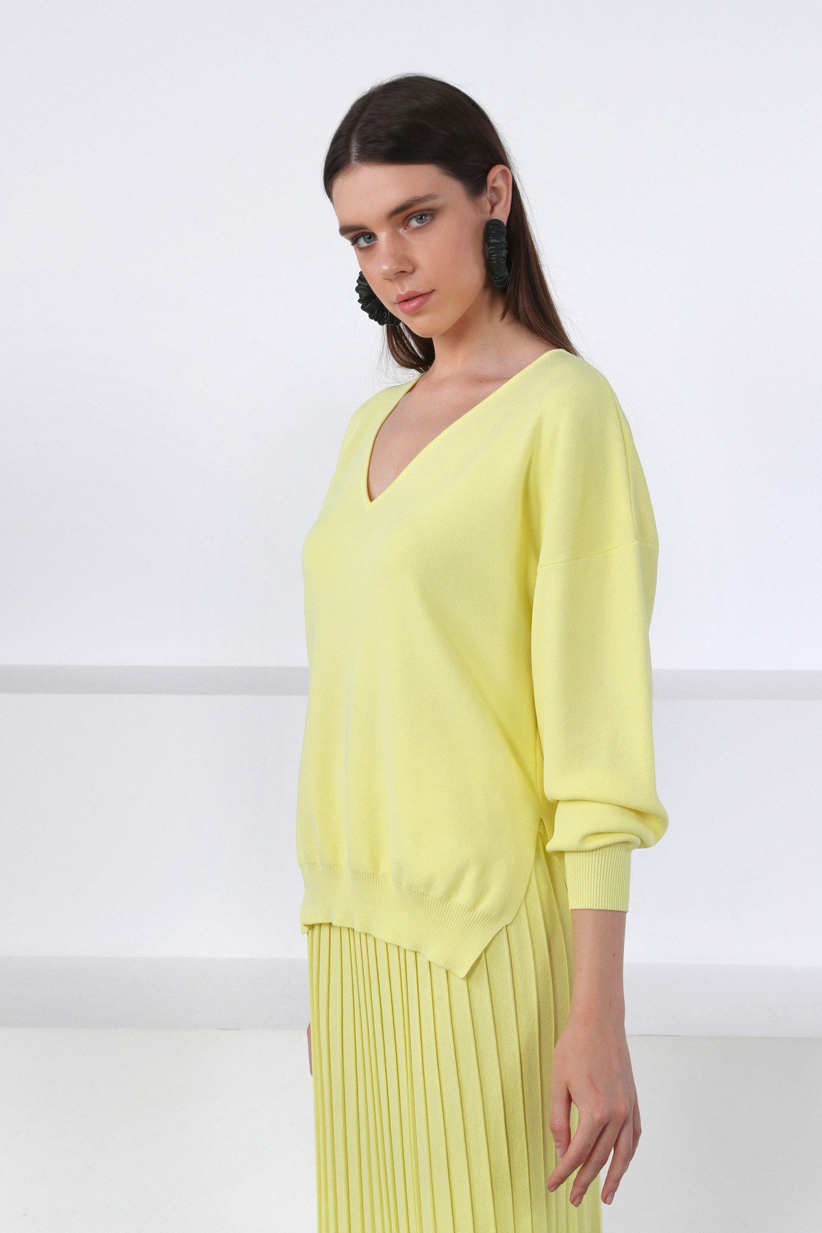 Ferraro Sarı V Yaka Yırtmaçlı Kadın Triko Kazak