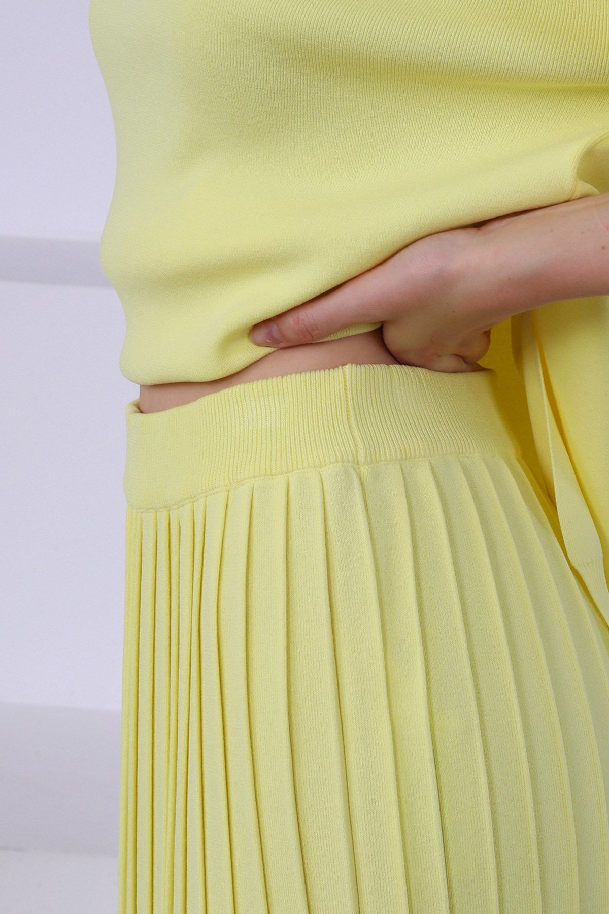 Ferraro Sarı V Yaka Yırtmaçlı Kadın Triko Kazak