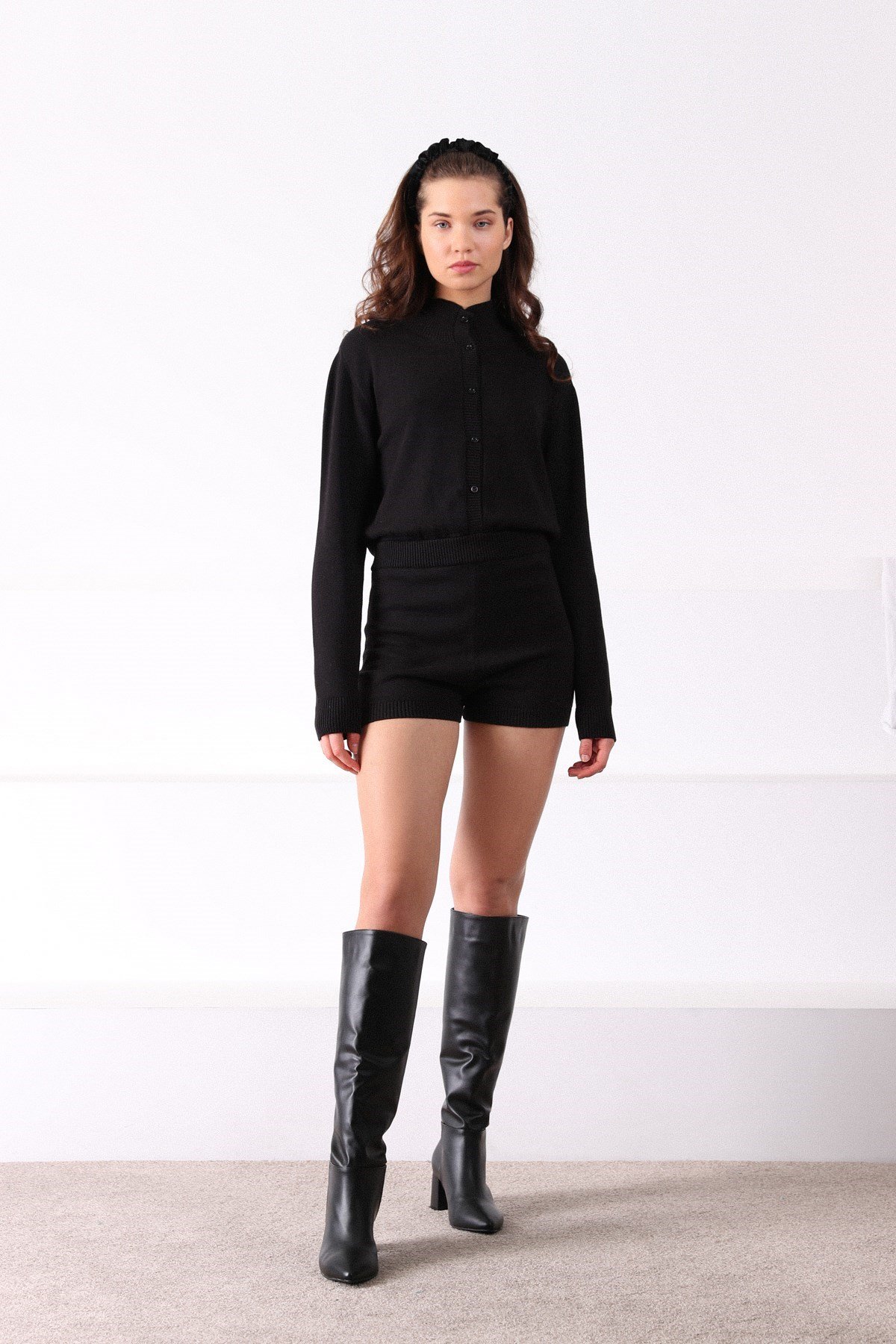 Ferraro Siyah Dik Yaka Düğmeli Kısa Kadın Triko Tulum