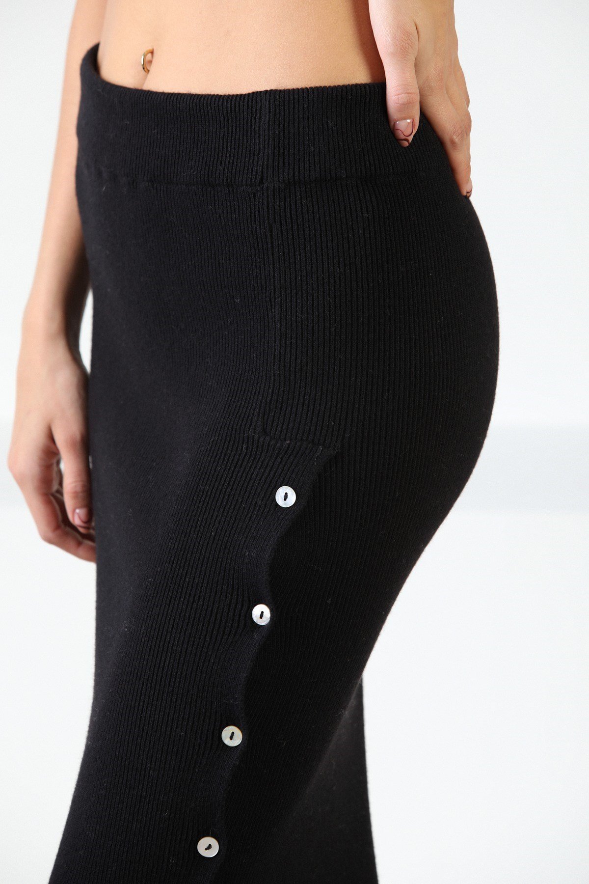Ferraro Siyah Düğmeli Kaşmirli Kadın Triko Etek