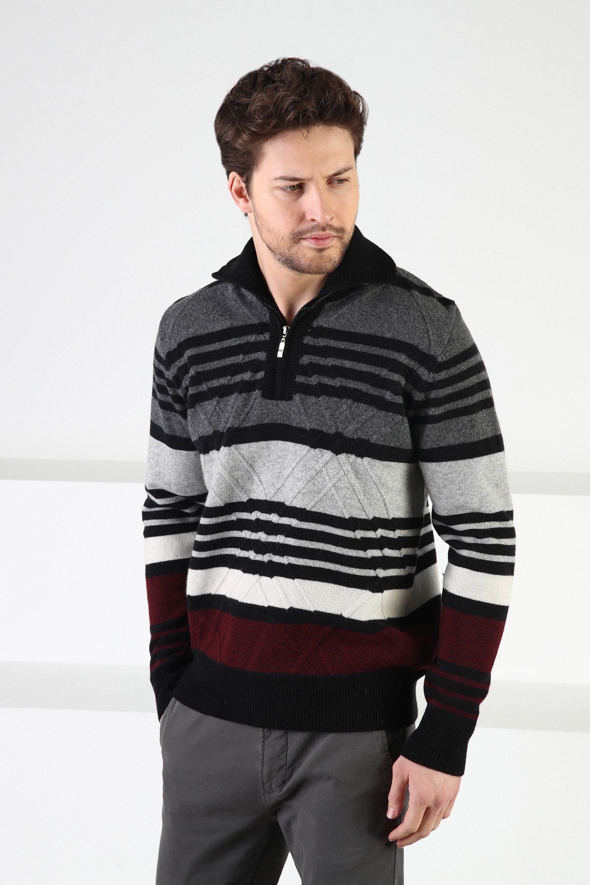 Ferraro Siyah Fermuarlı Dik Yaka %100 Kuzu Yünü Erkek Kazak