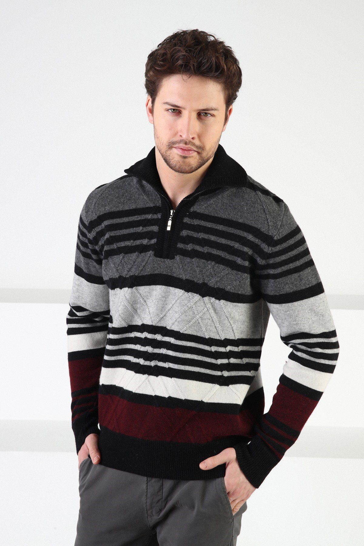 Ferraro Siyah Fermuarlı Dik Yaka %100 Kuzu Yünü Erkek Kazak