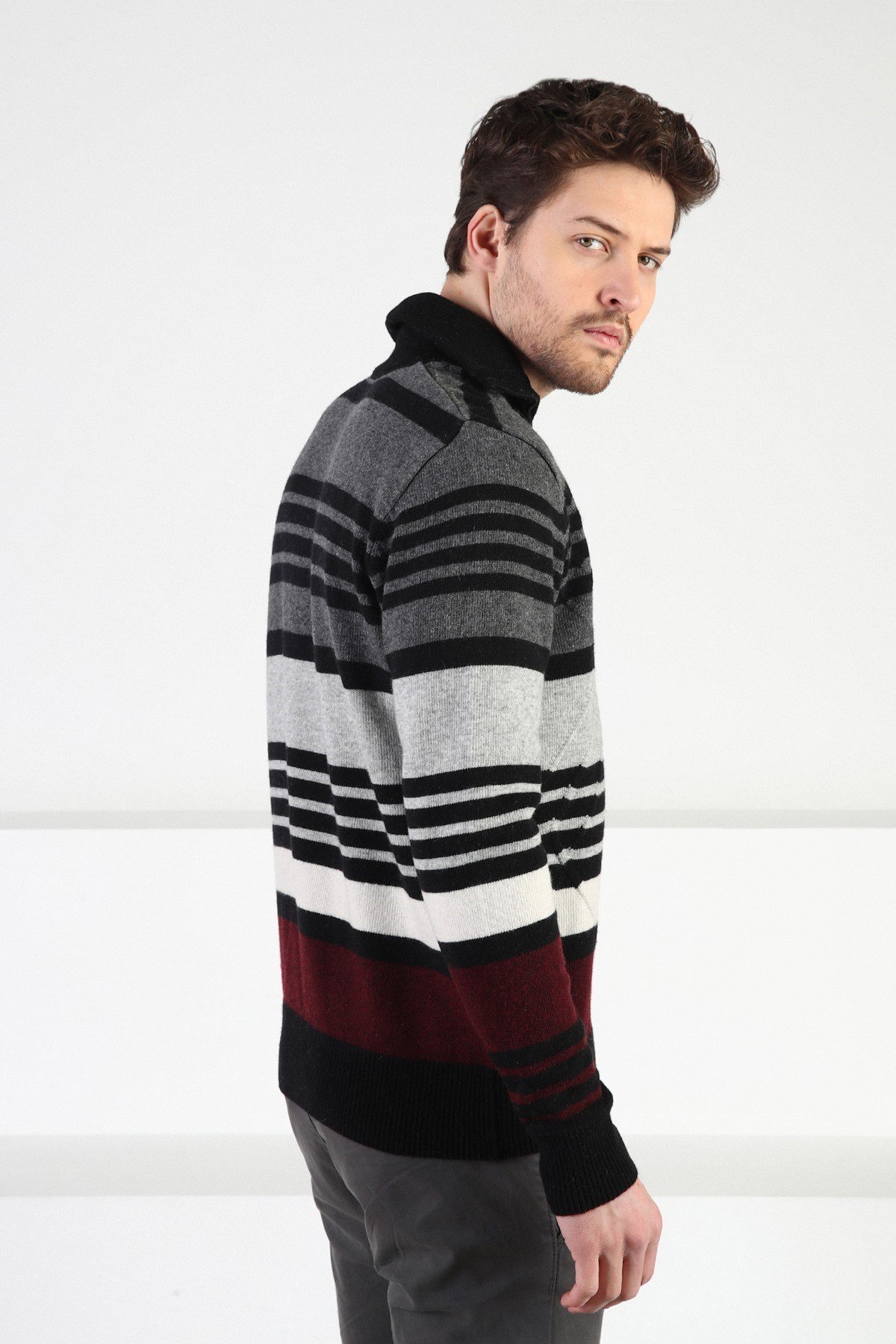 Ferraro Siyah Fermuarlı Dik Yaka %100 Kuzu Yünü Erkek Kazak