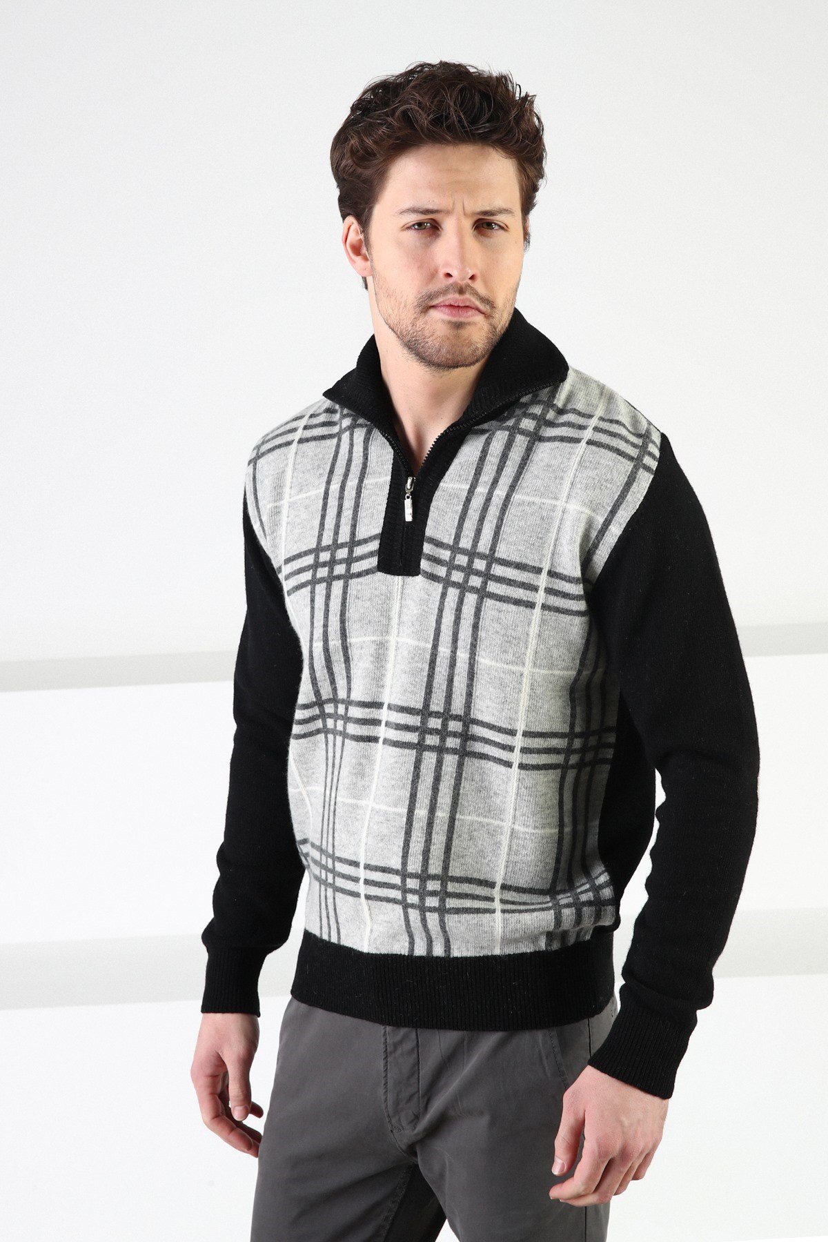 Ferraro Siyah Fermuarlı Dik Yaka %100 Kuzu Yünü Erkek Kazak