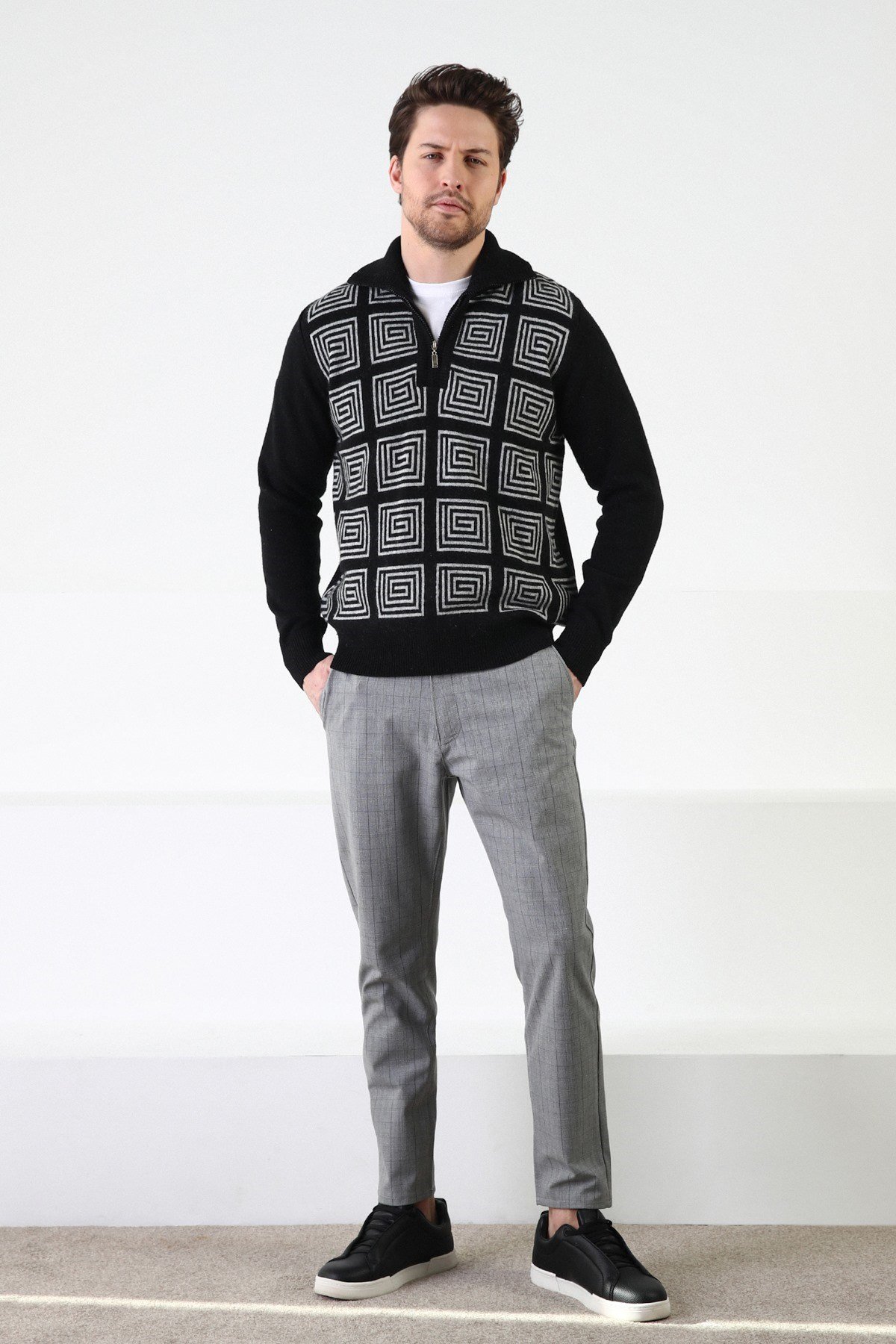 Ferraro Siyah Kare Desenli Dik Yaka %100 Kuzu Yünü Erkek Kazak