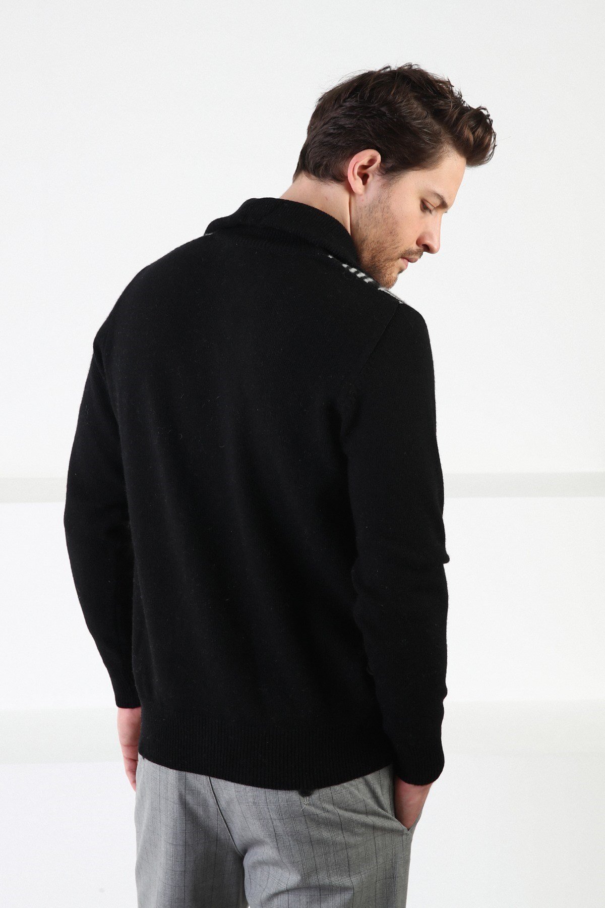 Ferraro Siyah Kare Desenli Dik Yaka %100 Kuzu Yünü Erkek Kazak