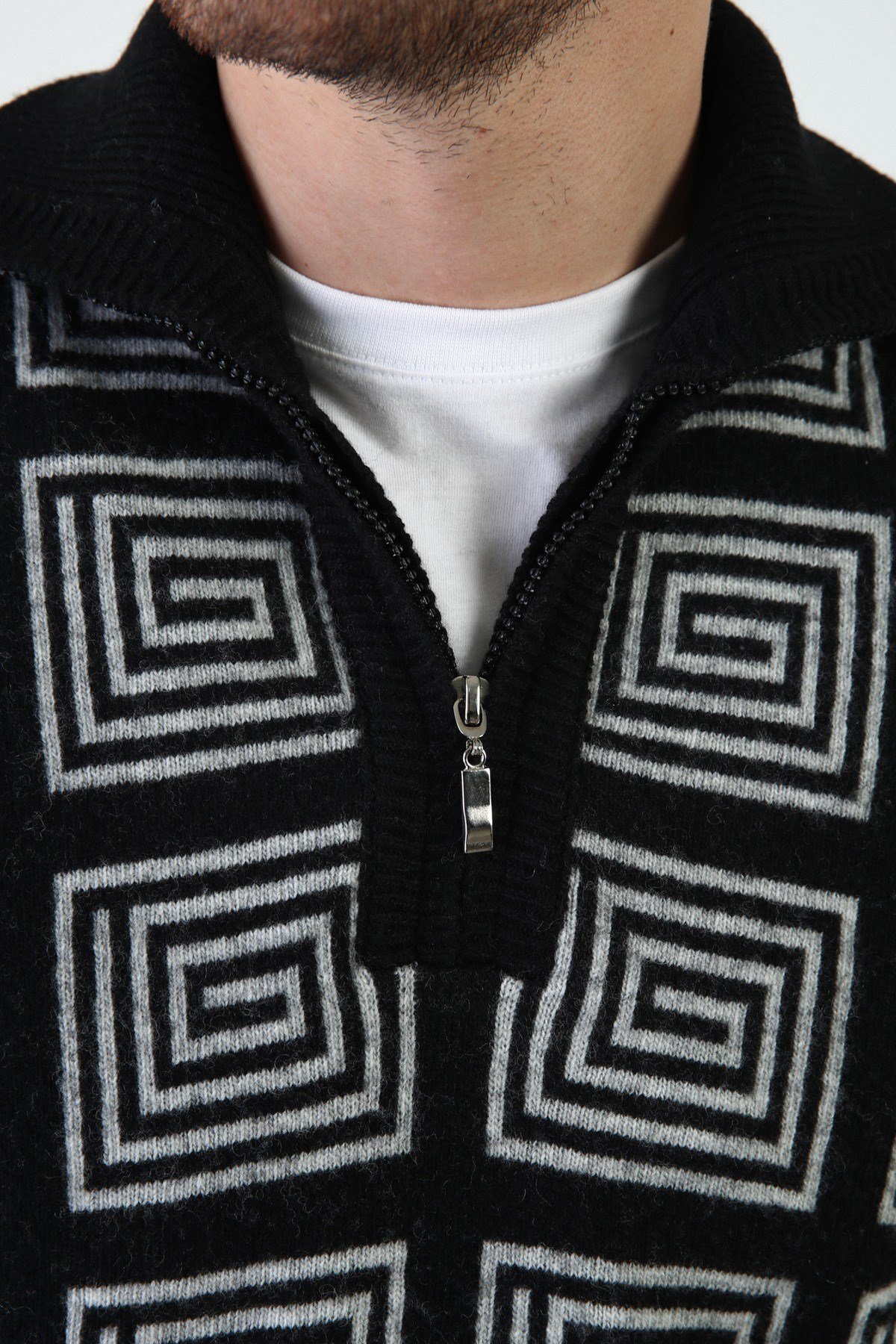 Ferraro Siyah Kare Desenli Dik Yaka %100 Kuzu Yünü Erkek Kazak