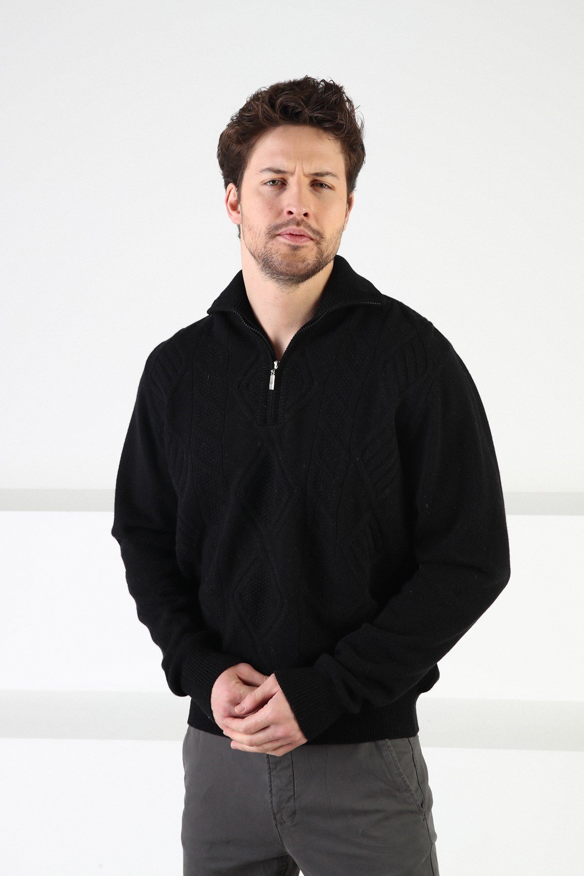 Ferraro Siyah Kendinden Desenli Dik Yaka %100 Kuzu Yünü Erkek Kazak