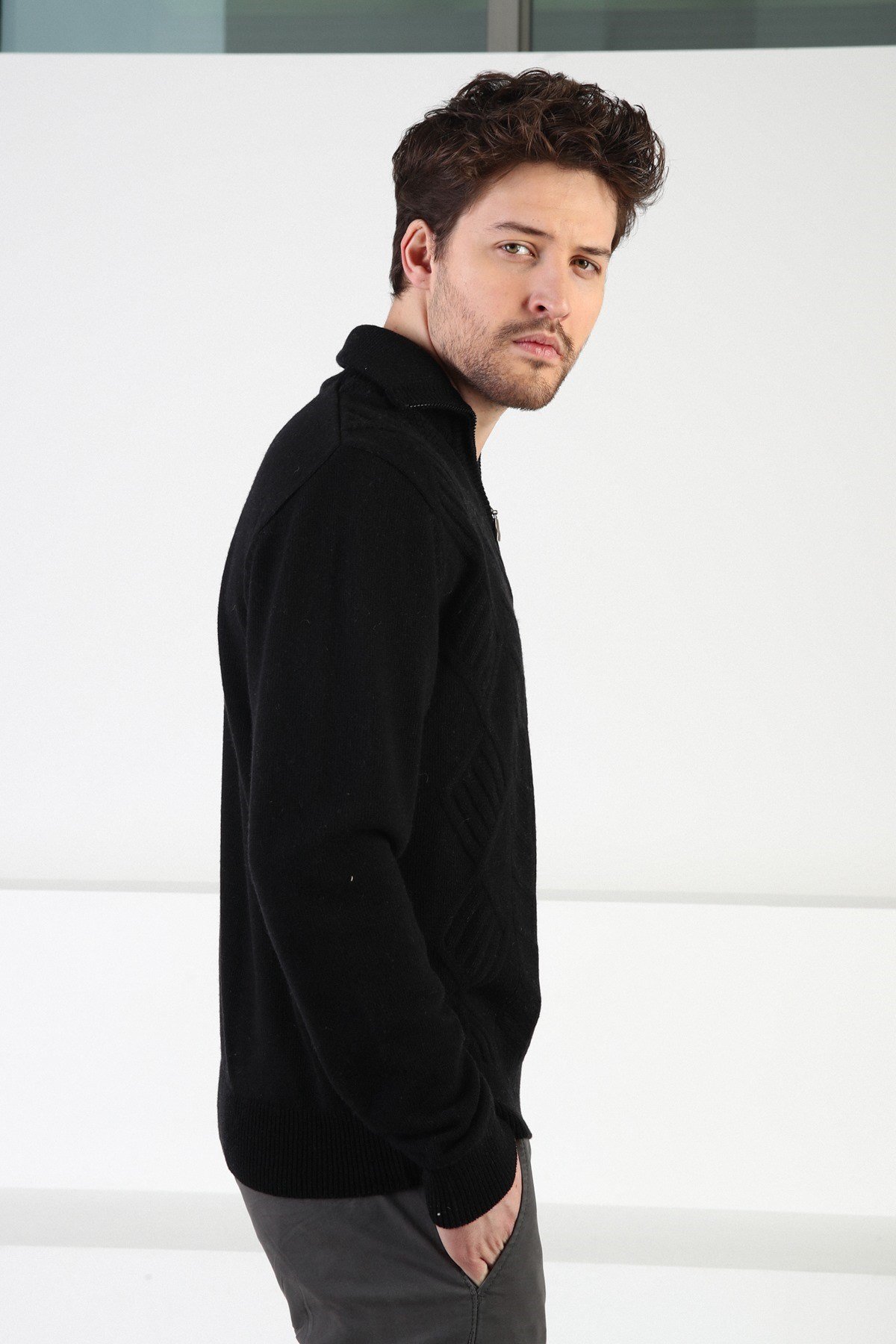 Ferraro Siyah Kendinden Desenli Dik Yaka %100 Kuzu Yünü Erkek Kazak