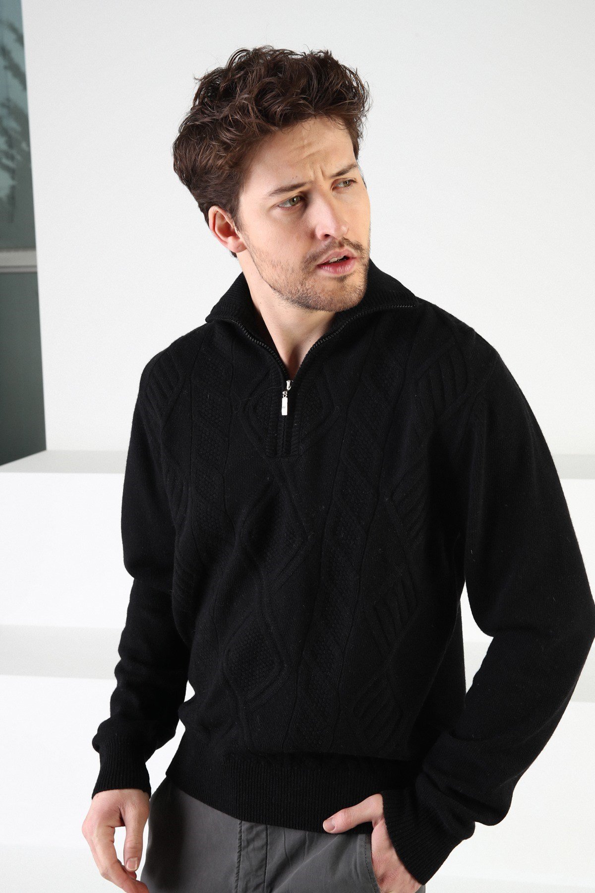 Ferraro Siyah Kendinden Desenli Dik Yaka %100 Kuzu Yünü Erkek Kazak