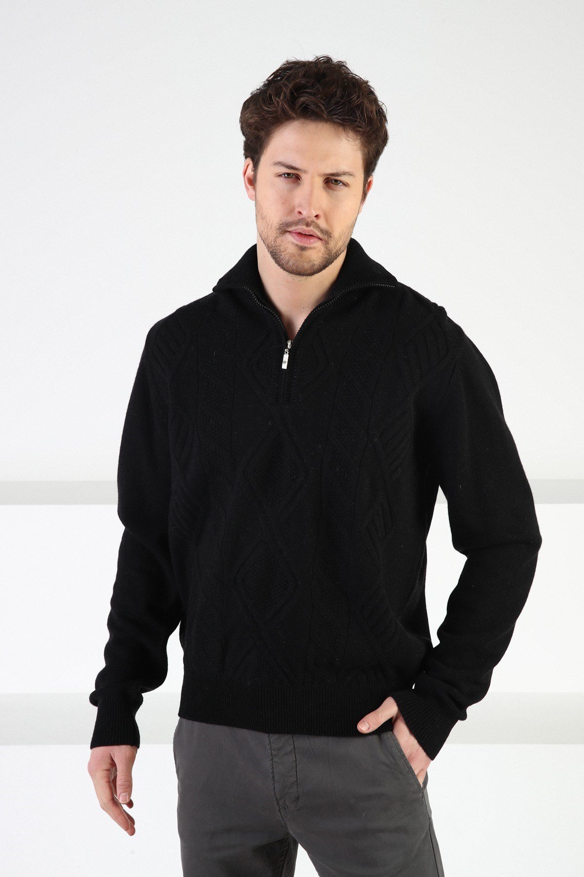 Ferraro Siyah Kendinden Desenli Dik Yaka %100 Kuzu Yünü Erkek Kazak