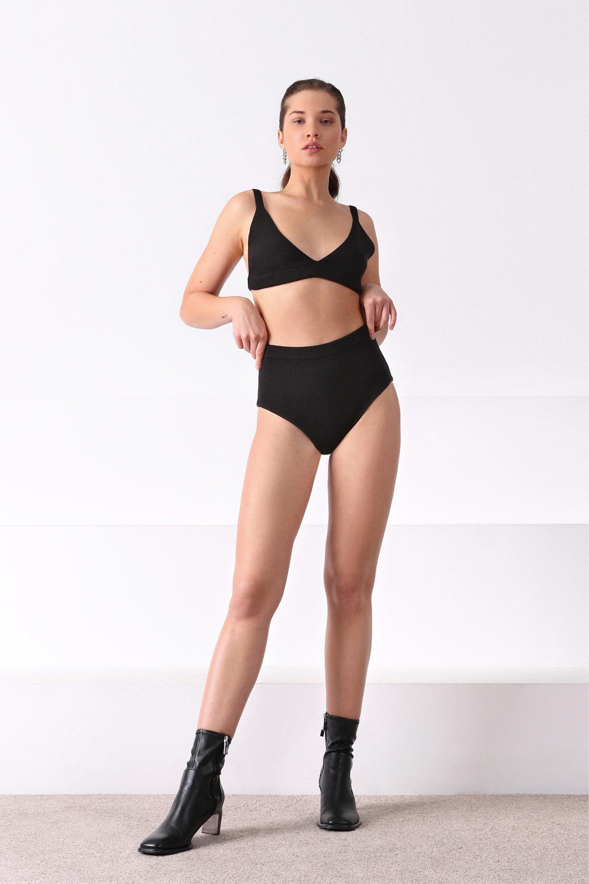 Ferraro Siyah Kısa Pamuklu Kadın Triko Şort