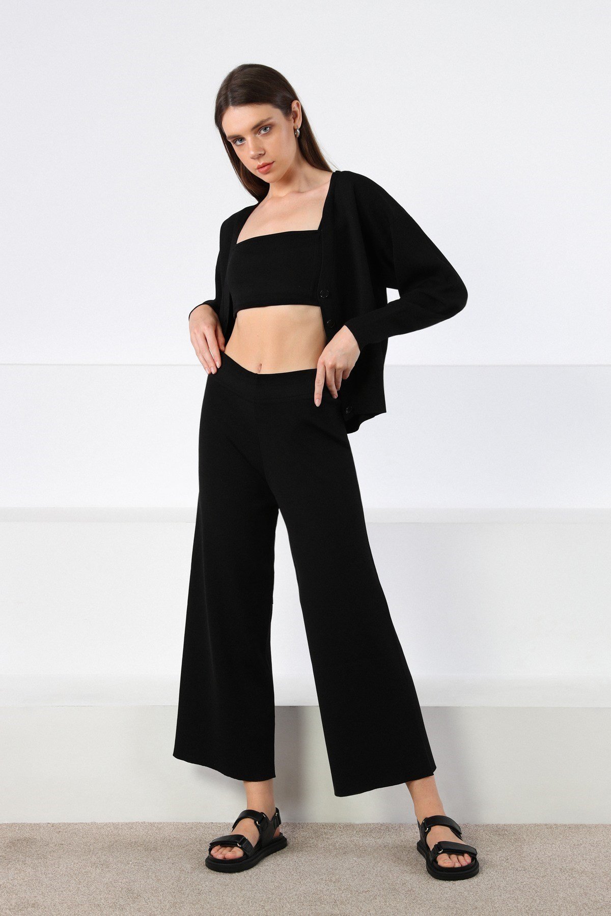 Ferraro Siyah Kol Detay Düğmeli Kadın Triko Hırka