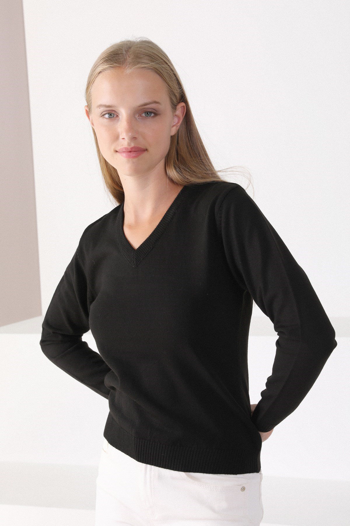 Ferraro Siyah V Yaka Kadın Triko Kazak