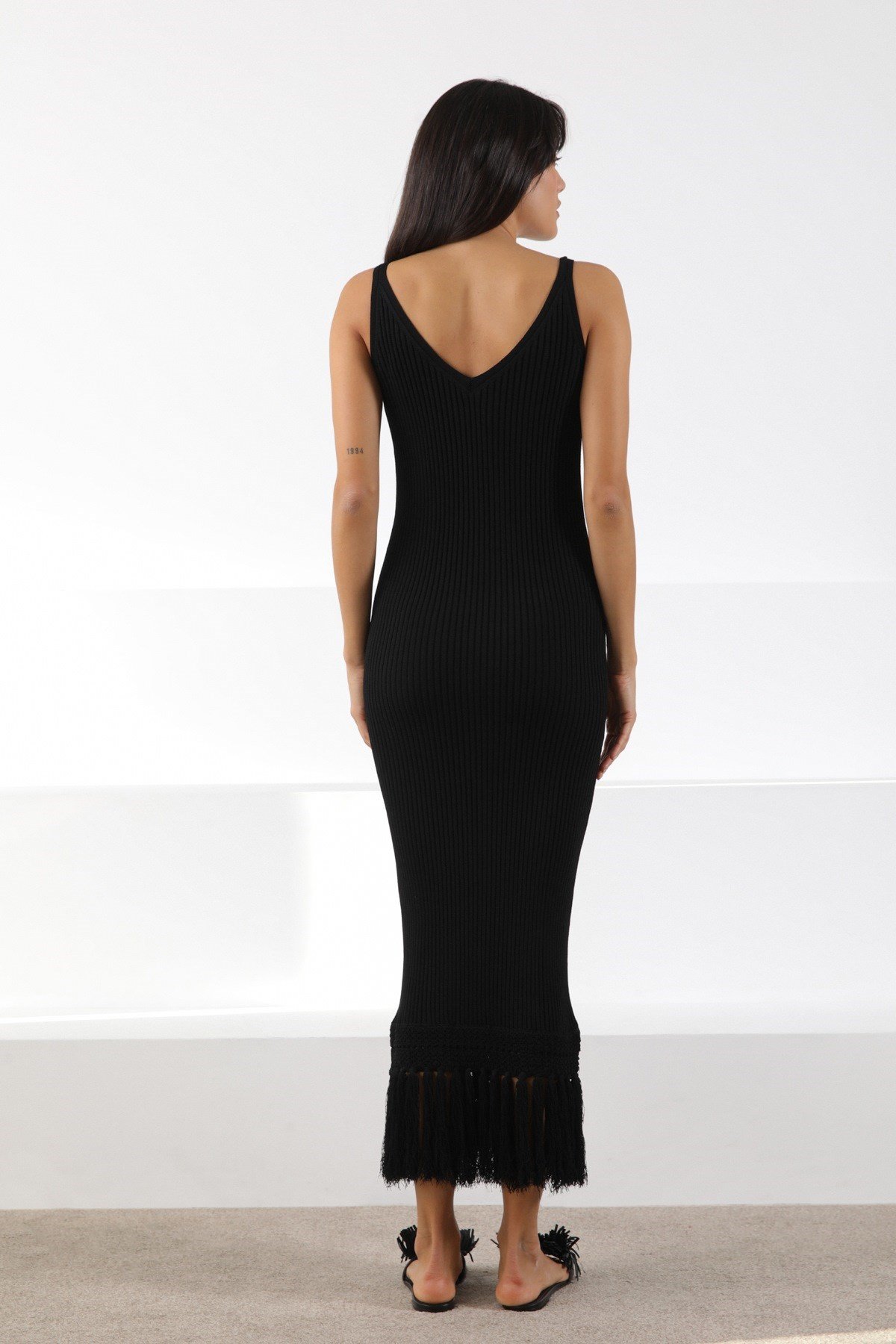 Ferraro Siyah V Yaka Püsküllü Midi Boy Kadın Triko Elbise