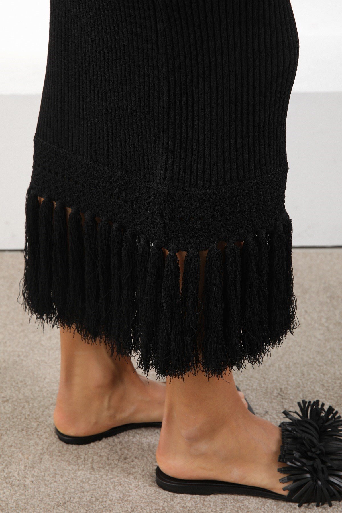 Ferraro Siyah V Yaka Püsküllü Midi Boy Kadın Triko Elbise