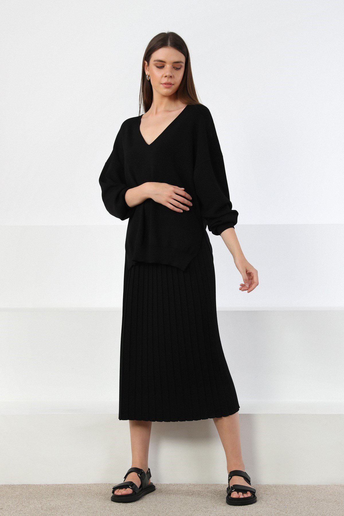 Ferraro Siyah V Yaka Yırtmaçlı Kadın Triko Kazak