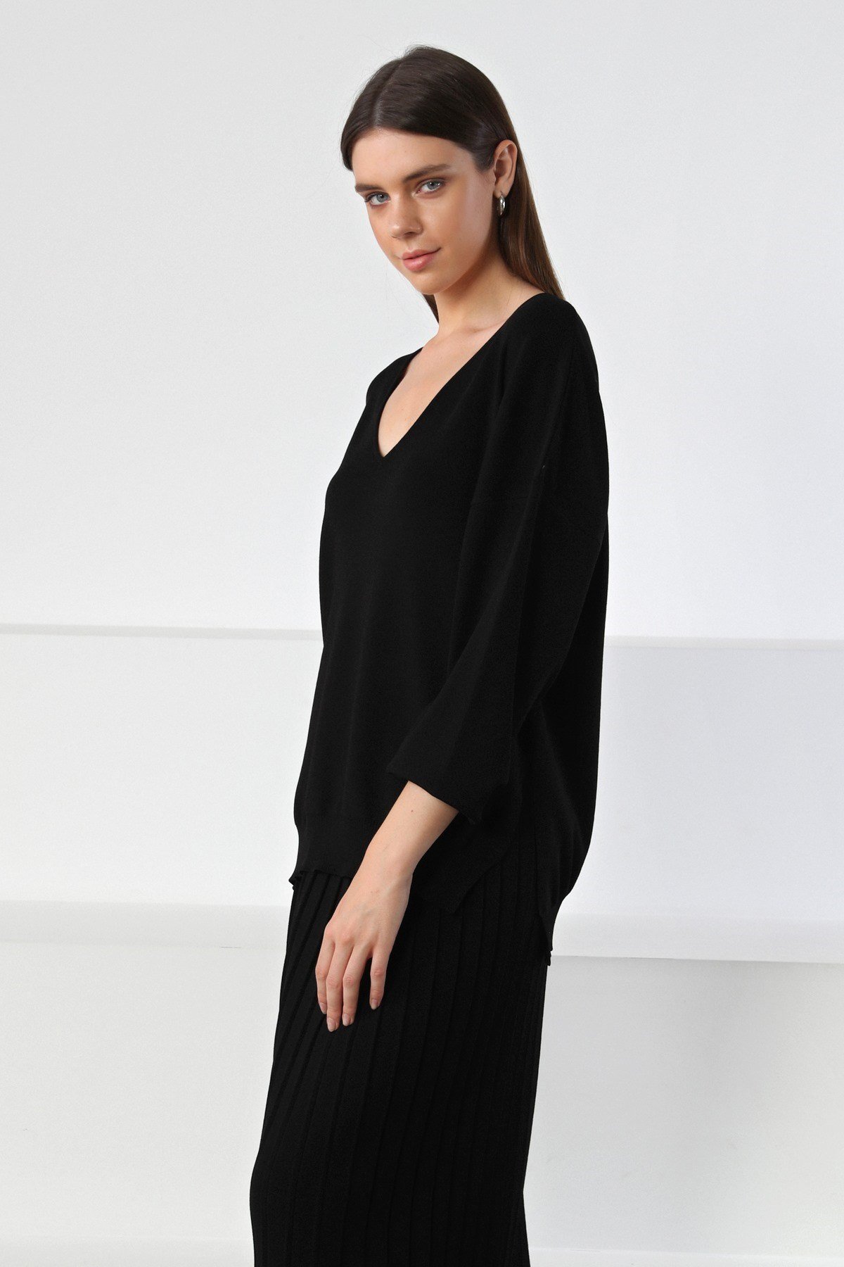 Ferraro Siyah V Yaka Yırtmaçlı Kadın Triko Kazak