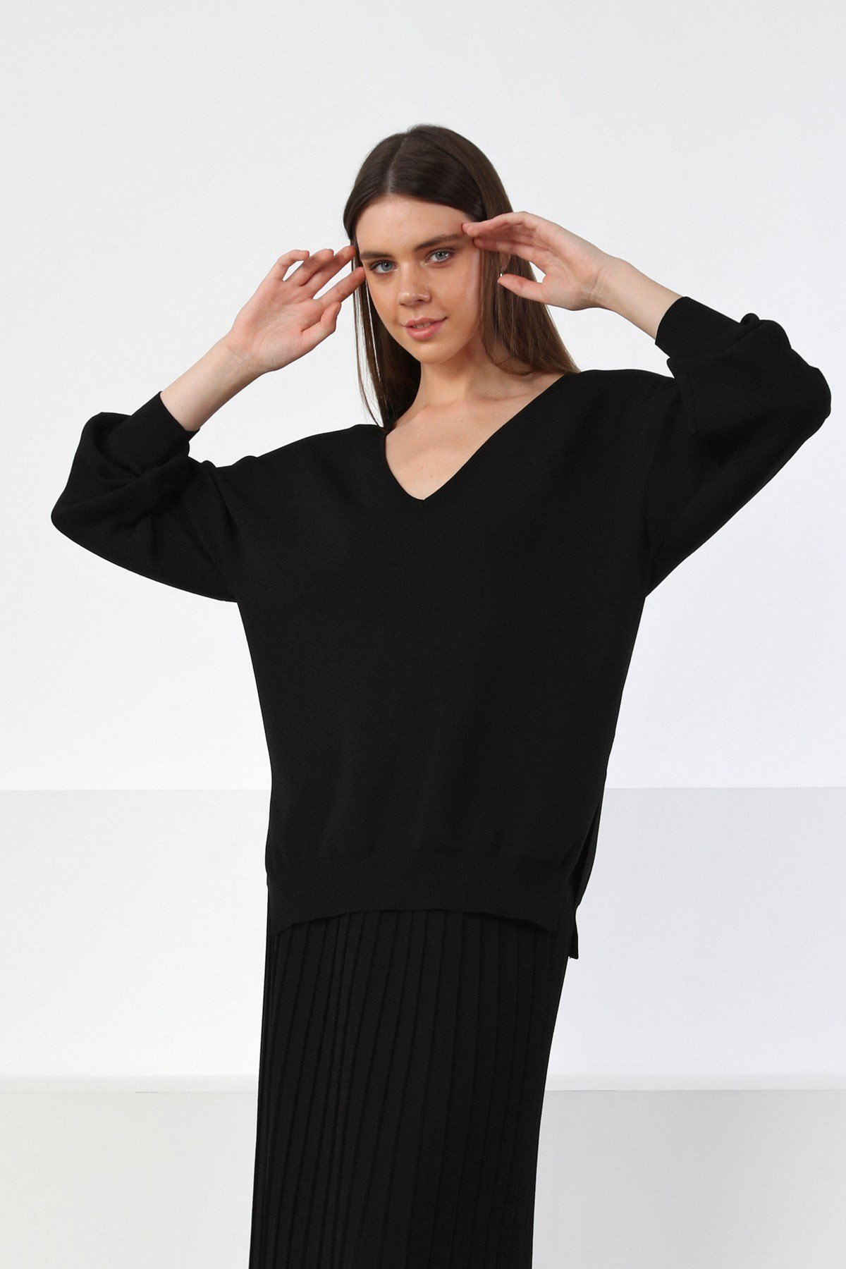 Ferraro Siyah V Yaka Yırtmaçlı Kadın Triko Kazak