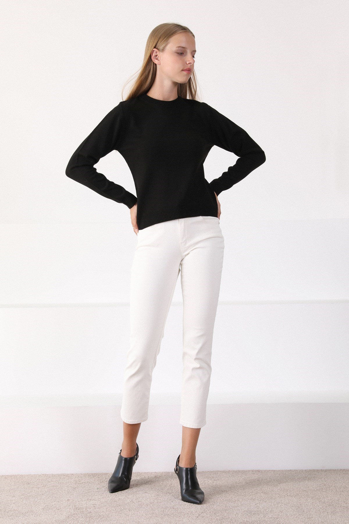 Ferraro Siyah Yuvarlak Yaka Kadın Triko Kazak