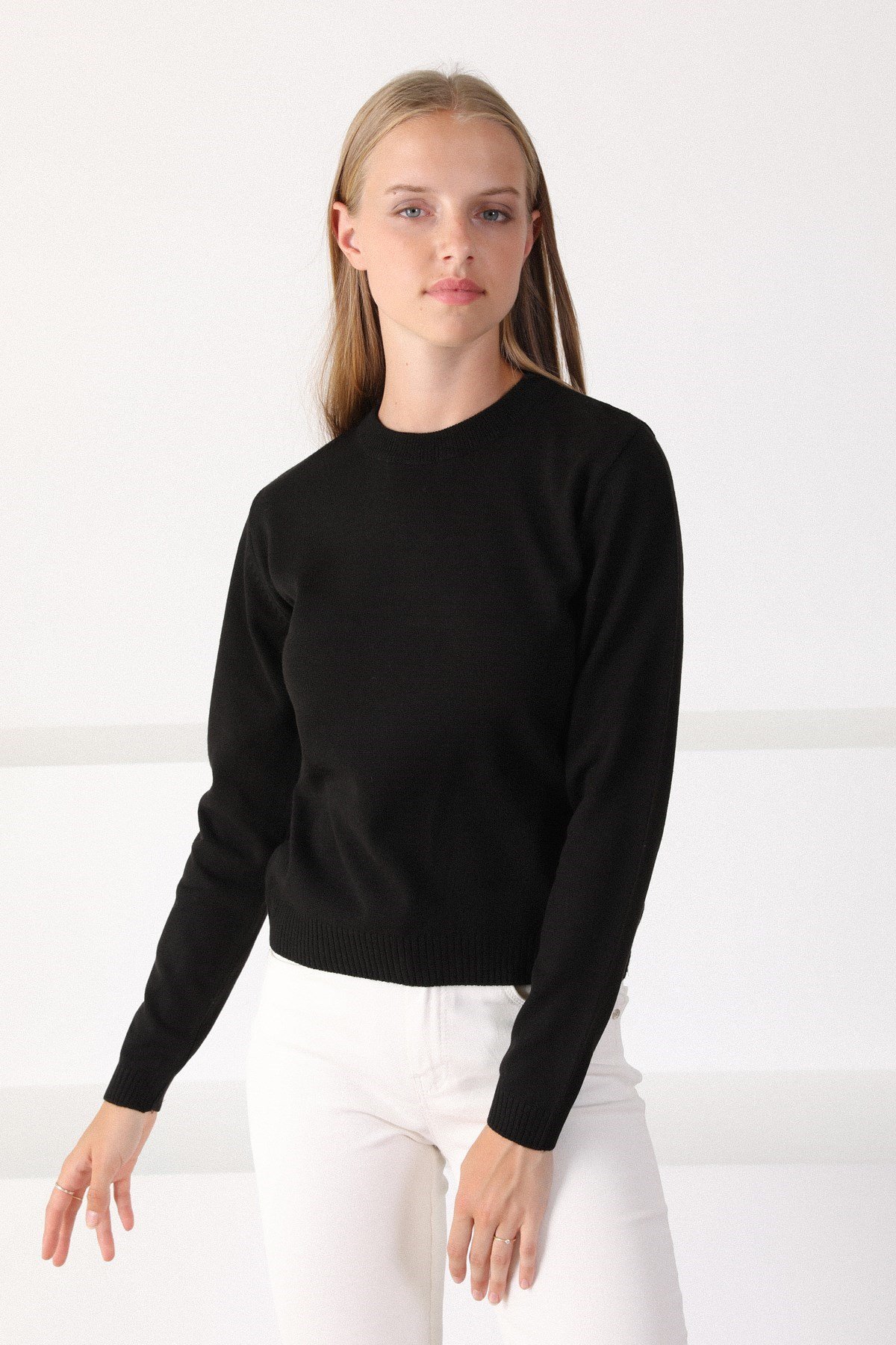 Ferraro Siyah Yuvarlak Yaka Kadın Triko Kazak