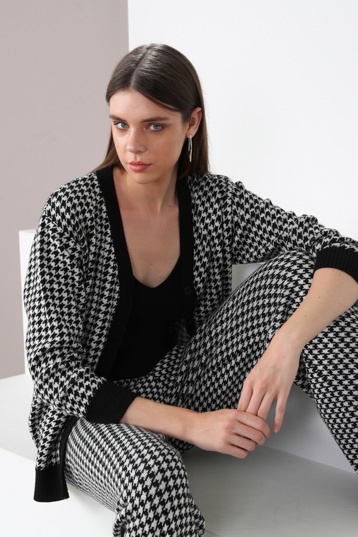 Ferraro Siyah/Beyaz Kaz Ayağı Desen Kaşmirli Kadın Triko Hırka