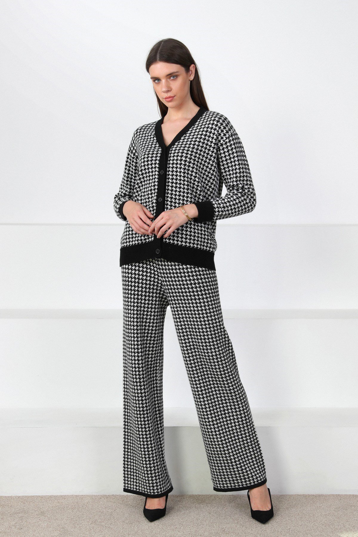 Ferraro Siyah/Beyaz Kaz Ayağı Desen Kaşmirli Kadın Triko Hırka