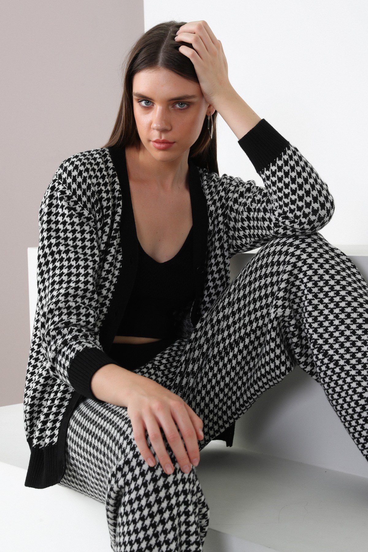 Ferraro Siyah/Beyaz Kaz Ayağı Desen Kaşmirli Kadın Triko Hırka