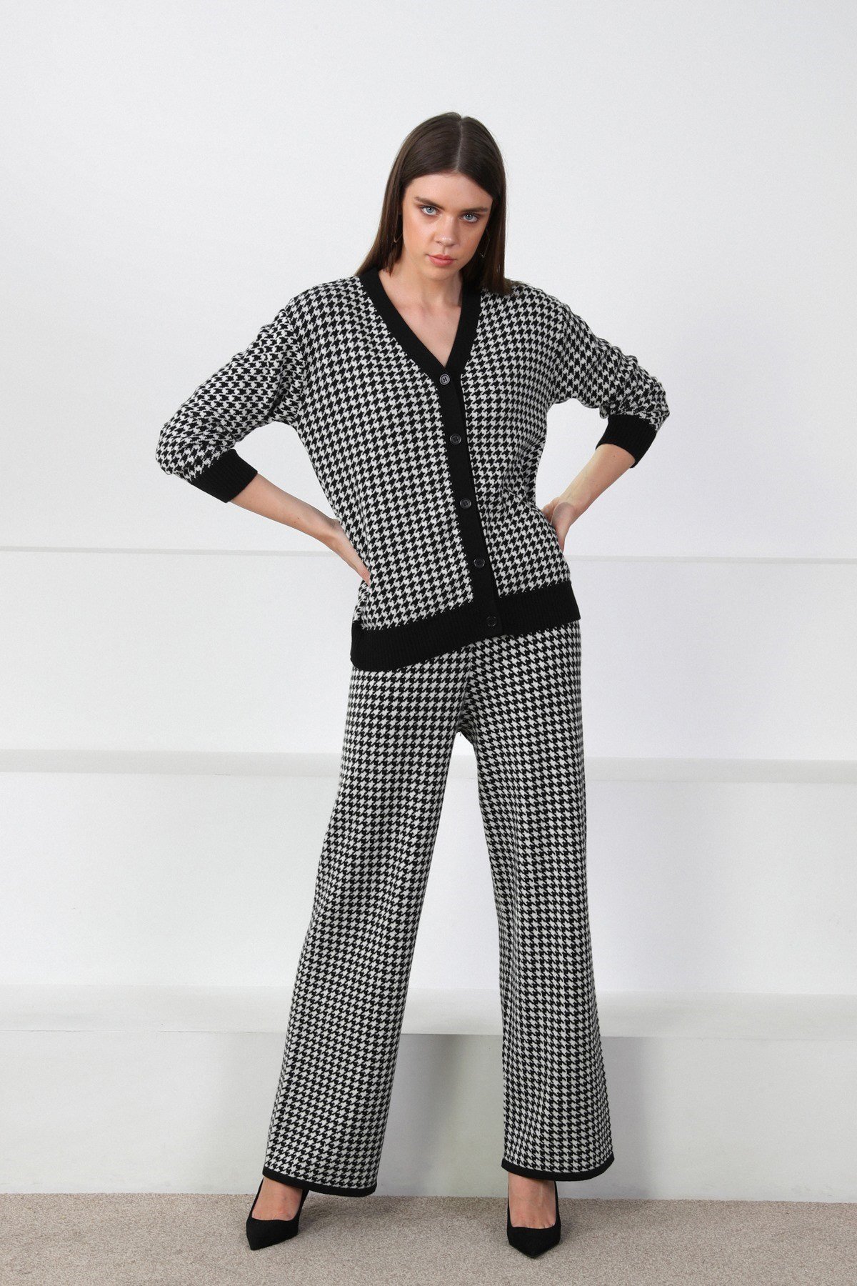 Ferraro Siyah/Beyaz Kaz Ayağı Desen Kaşmirli Kadın Triko Hırka