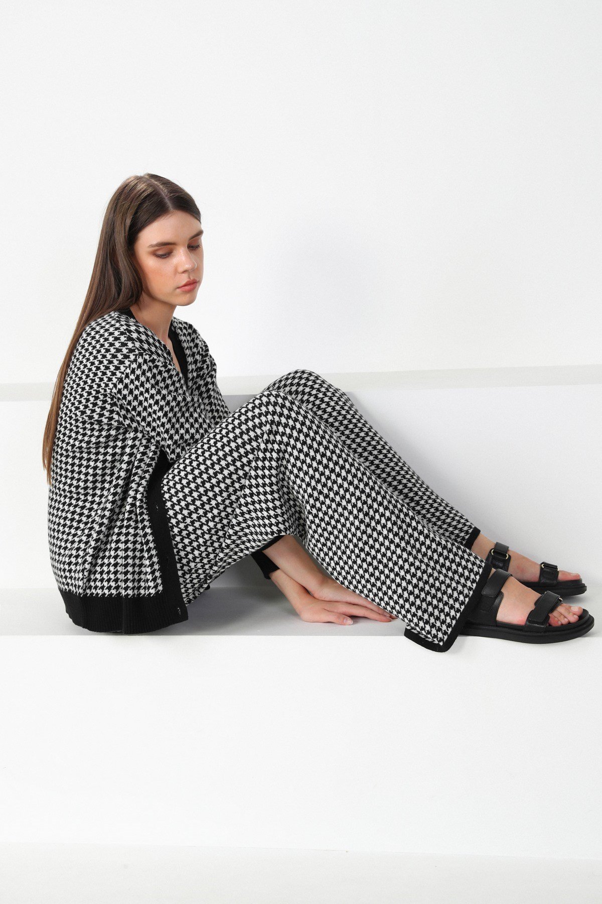 Ferraro Siyah/Beyaz Kaz Ayağı Desen Kaşmirli Kadın Triko Hırka