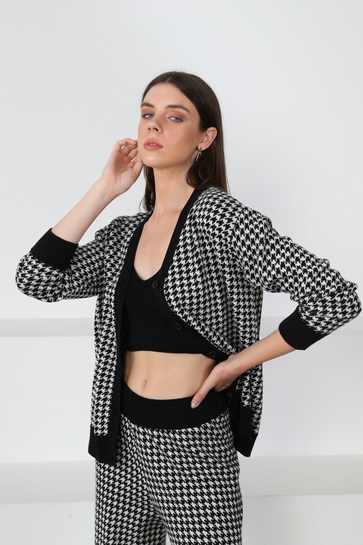 Ferraro Siyah/Beyaz Kaz Ayağı Desen Kaşmirli Kadın Triko Hırka