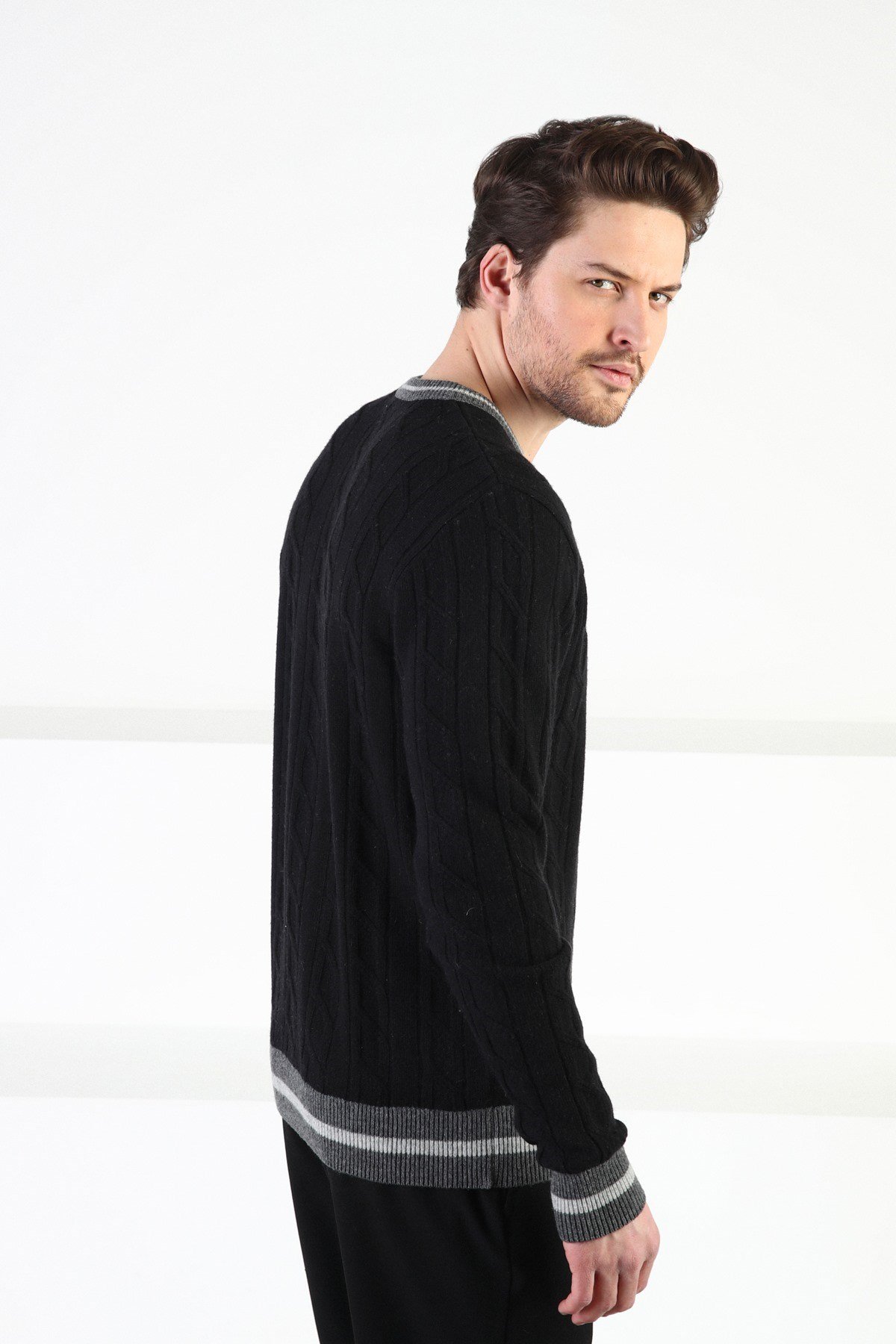 Ferraro Siyah/Füme V Yaka %100 Kuzu Yünü Erkek Kazak