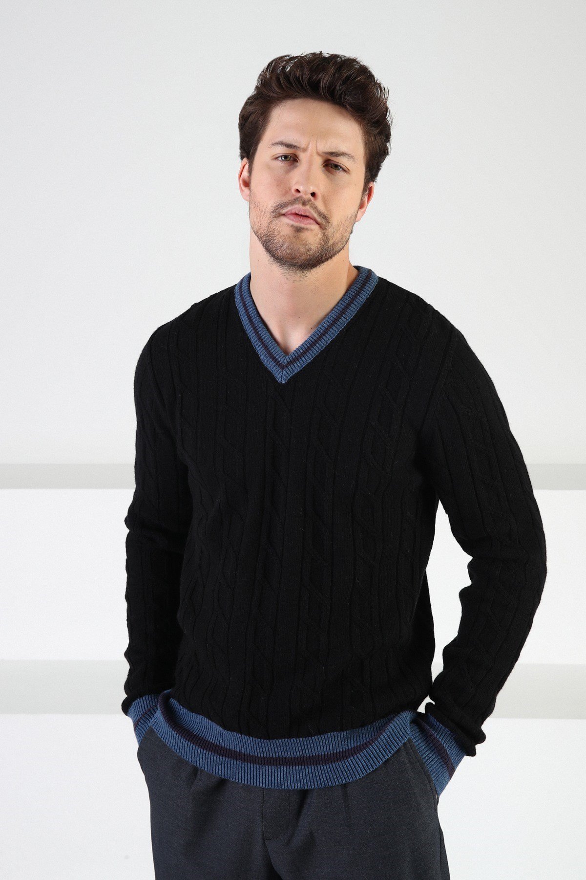 Ferraro Siyah/İndigo V Yaka %100 Kuzu Yünü Erkek Kazak