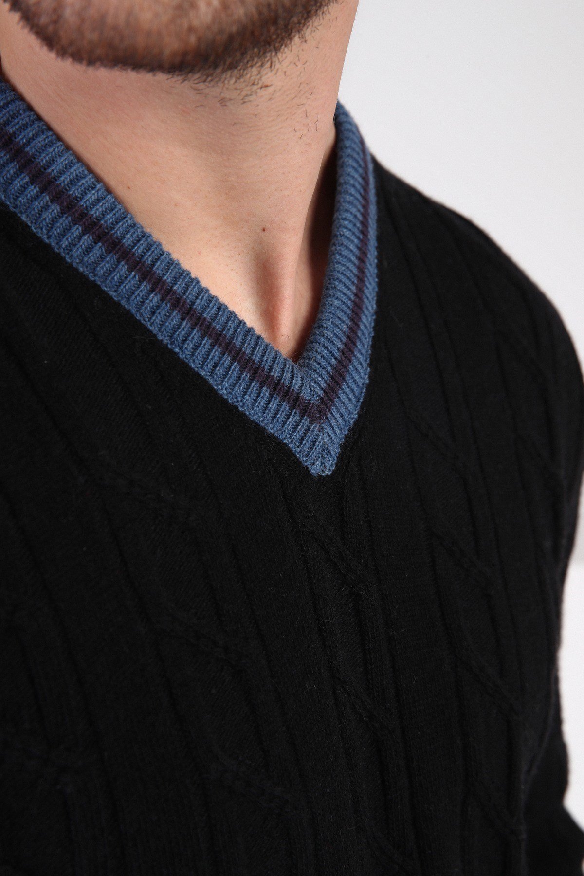 Ferraro Siyah/İndigo V Yaka %100 Kuzu Yünü Erkek Kazak