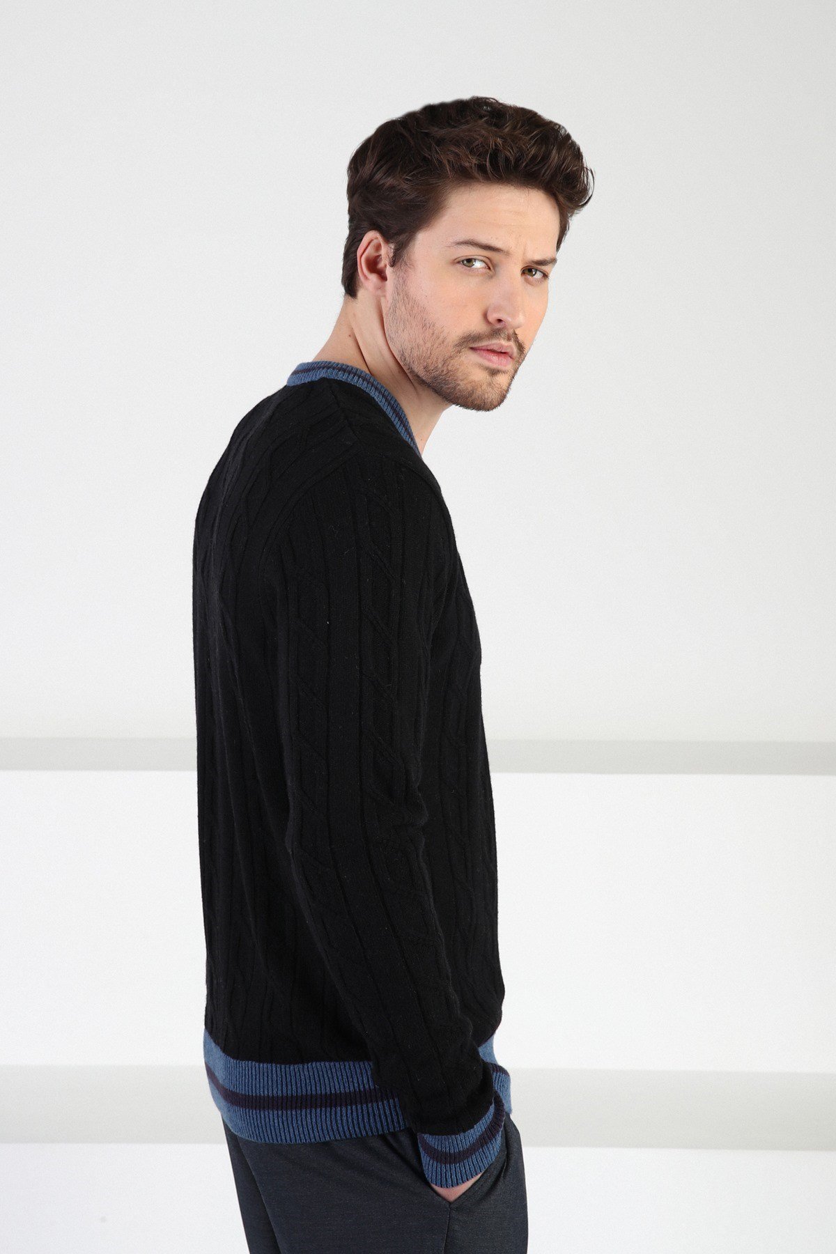 Ferraro Siyah/İndigo V Yaka %100 Kuzu Yünü Erkek Kazak