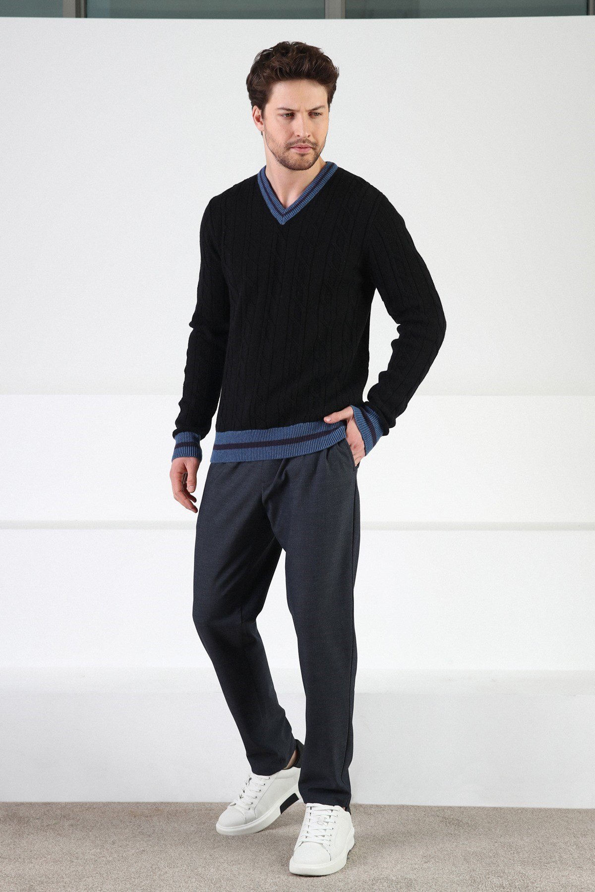 Ferraro Siyah/İndigo V Yaka %100 Kuzu Yünü Erkek Kazak