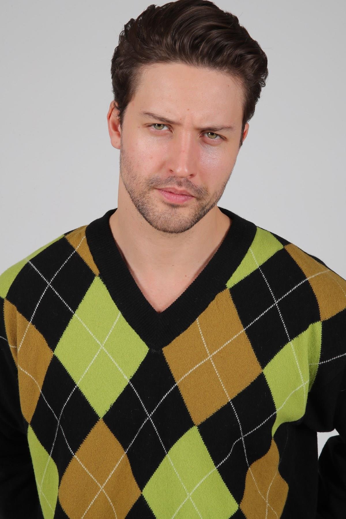 Ferraro Siyah/Yeşil V Yaka Çok Renkli Baklava Desenli Uzun Kollu %100 Kuzu Yünü Erkek Triko Kazak