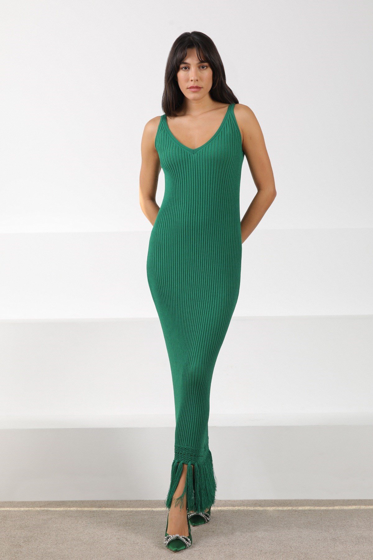 Ferraro Yeşil V Yaka Püsküllü Midi Boy Kadın Triko Elbise
