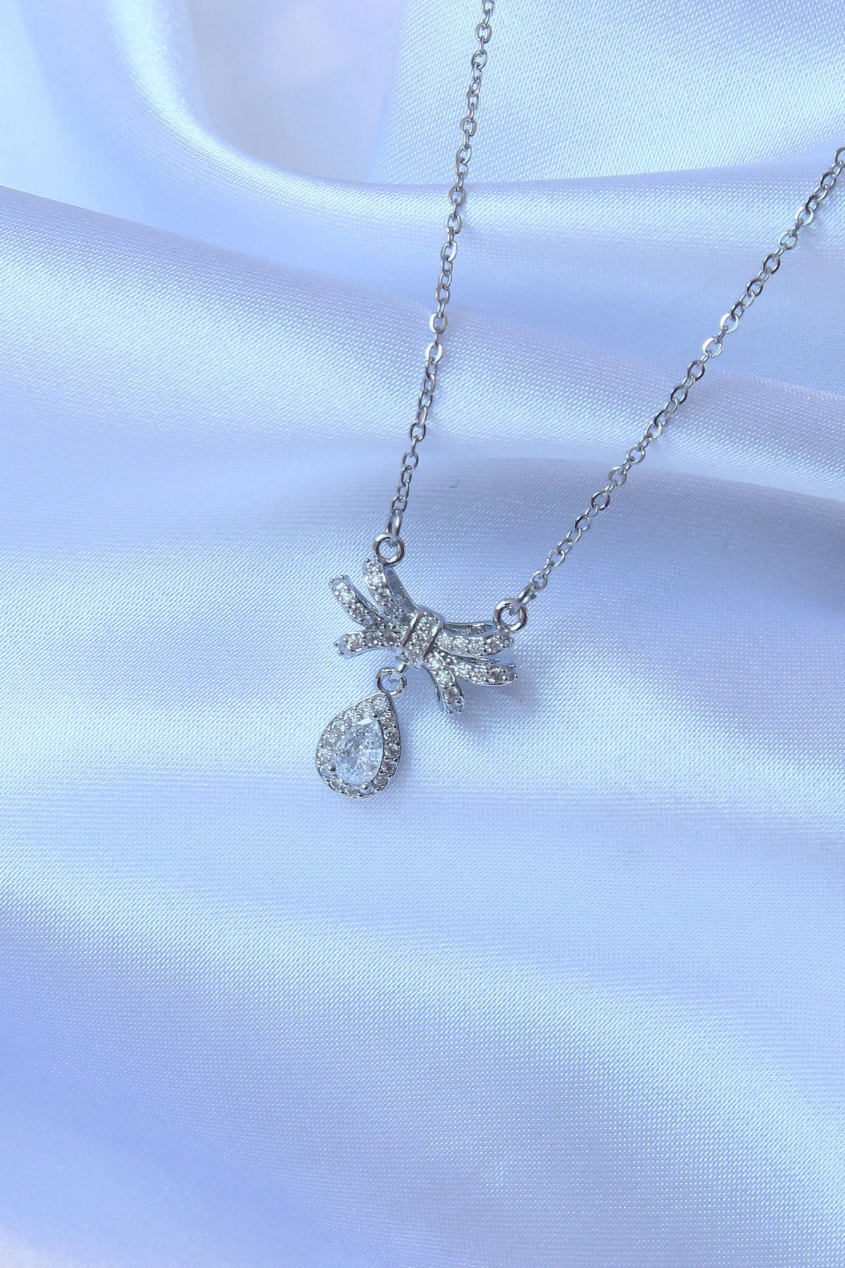 316L Çelik Zincirli Gümüş Renk Zirkon Taşlı Damla Detay Fiyonk Model Kolye