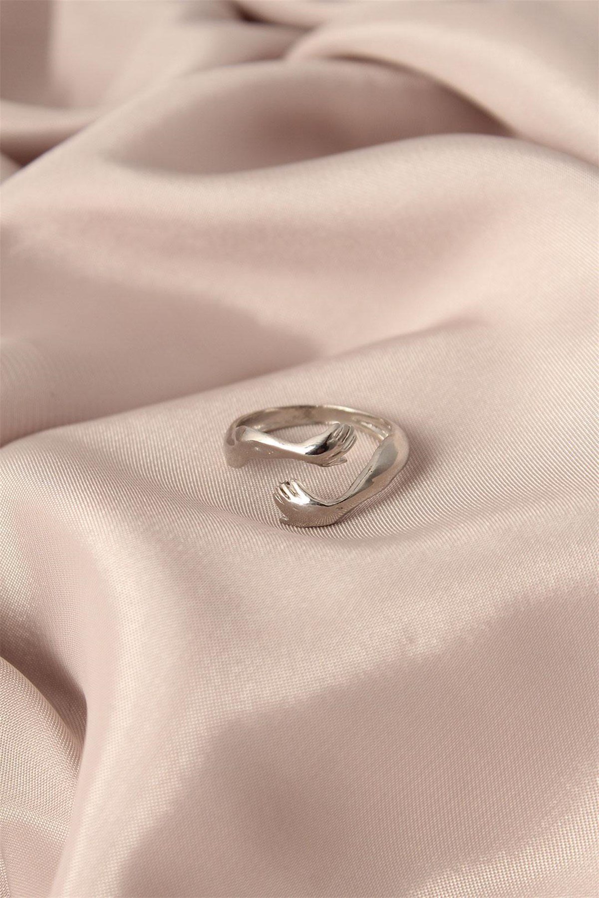 Ayarlamalı Gümüş Renk Metal Sarılan Eller Model Kadın Yüzük