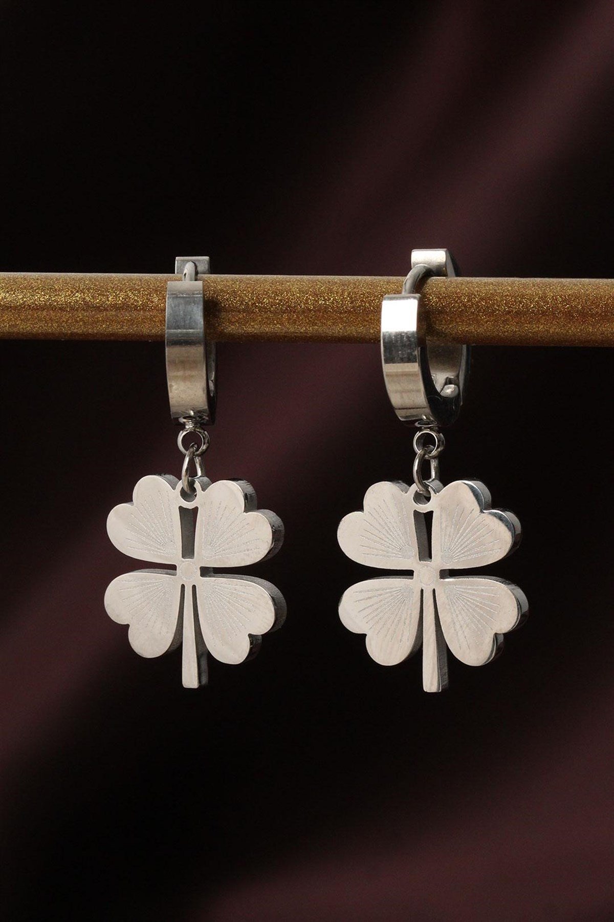 Çelik Gümüş Renk Yonca Küpe