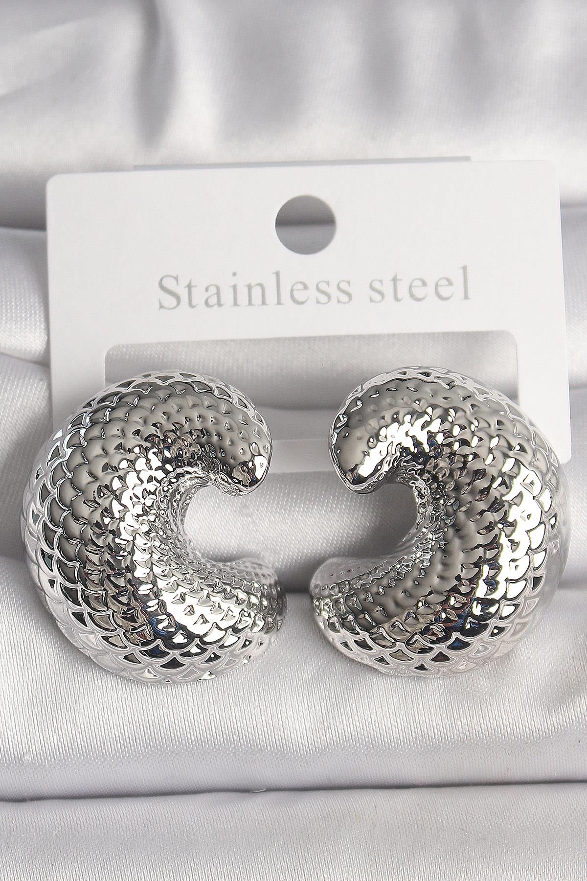 Pirinç Gümüş Renk Yılan Sırtı İşlemeli Yarım Halka Model Kadın Küpe