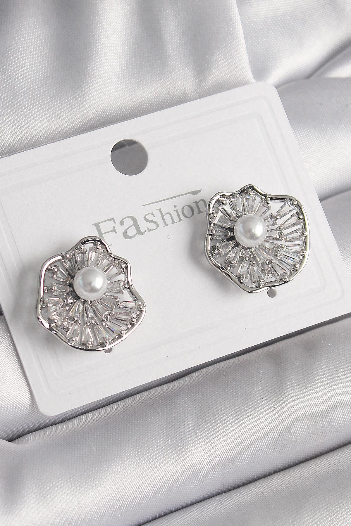 Pirinç Gümüş Renk Zirkon Taşlı Çiçek Model İnci Detay Kadın Küpe