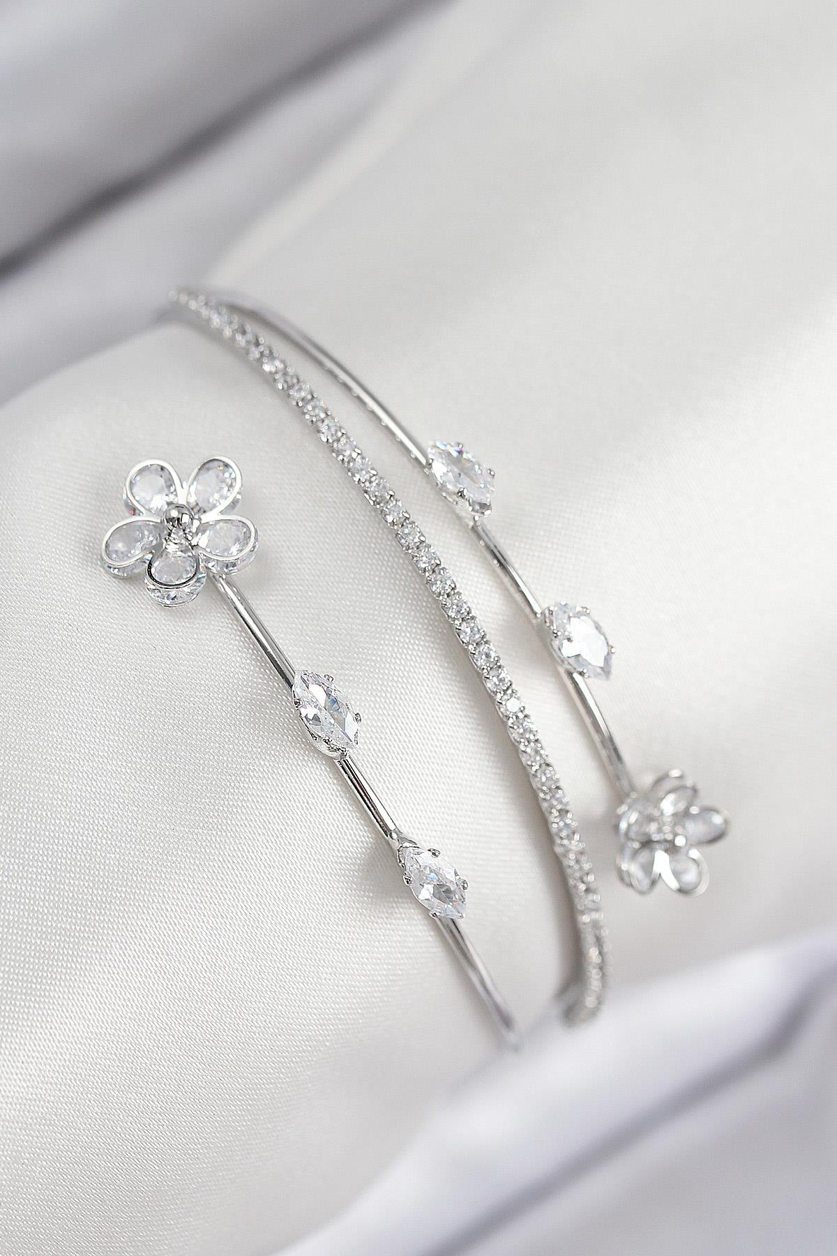 Pirinç Zirkon Taşlı Çiçek Model Gümüş Renk Kadın Bileklik