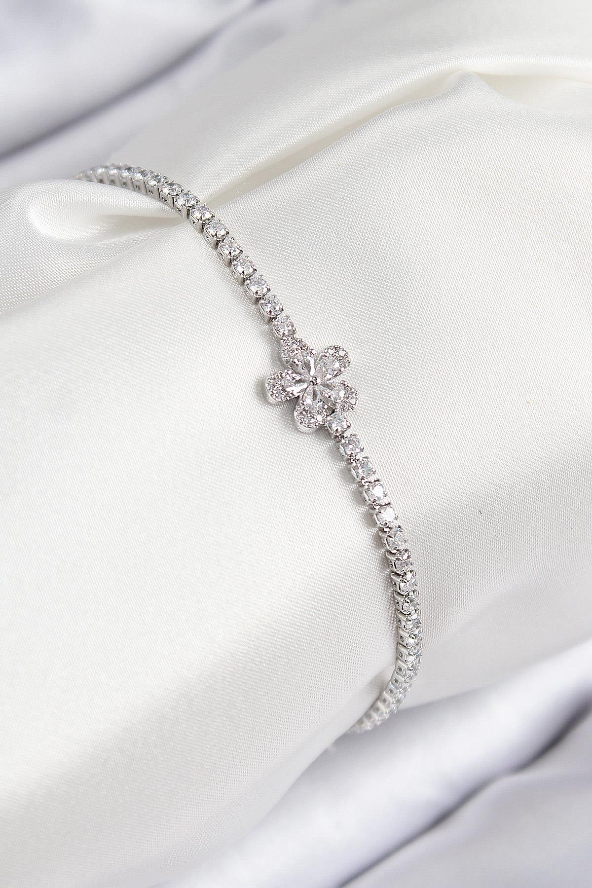 Pirinç Zirkon Taşlı Çiçek Model Gümüş Renk Kadın Bileklik