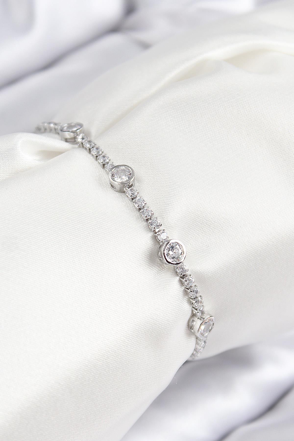 Pirinç Zirkon Taşlı Daire Model Gümüş Renk Asansörlü Kadın Bileklik