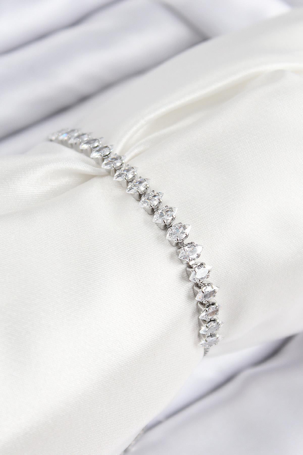 Pirinç Zirkon Taşlı Damla Model Gümüş Renk Asansörlü Kadın Bileklik