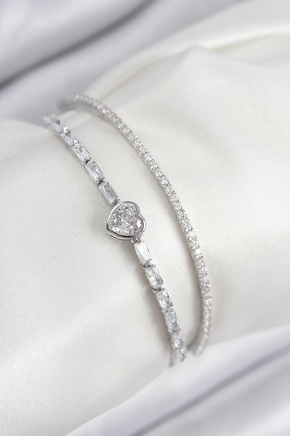 Pirinç Zirkon Taşlı Kalp Model Gümüş Renk Kadın Bileklik