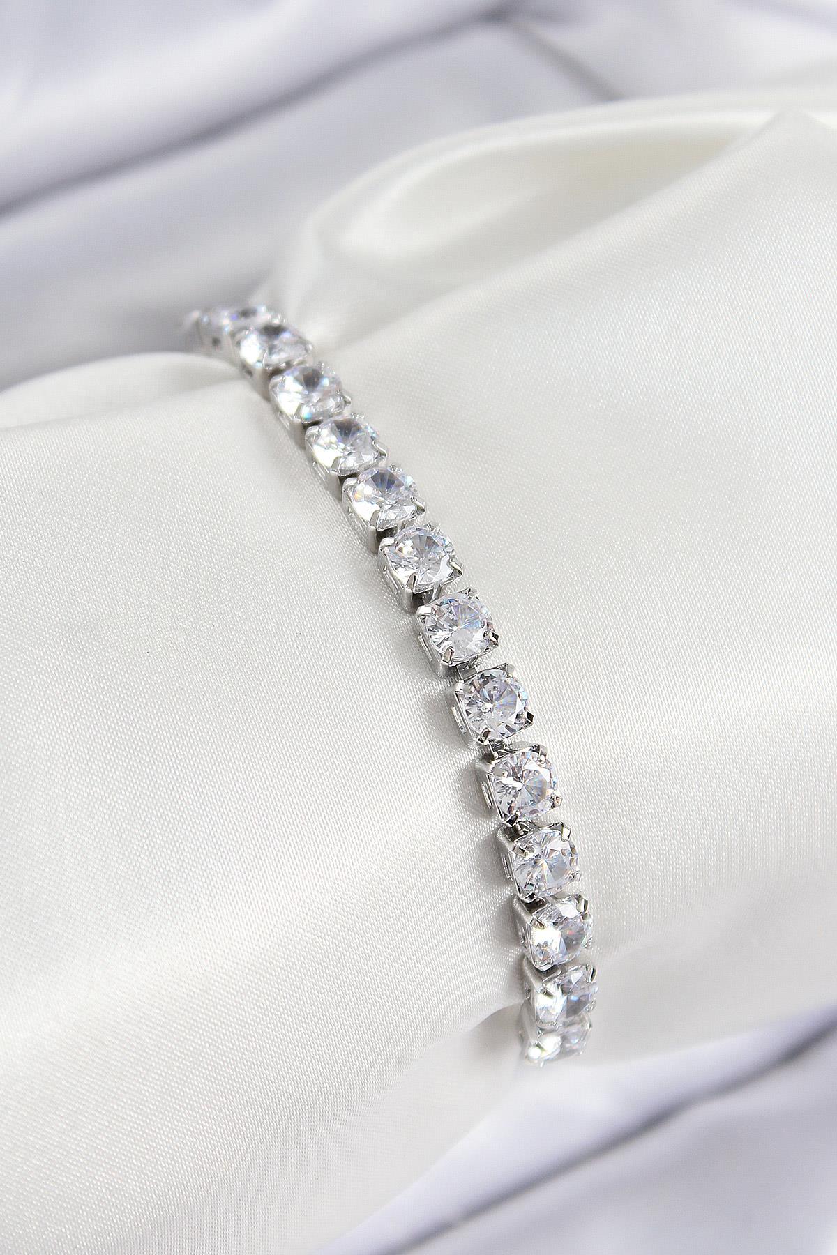 Pirinç Zirkon Taşlı Kare Model Gümüş Renk Asansörlü Kadın Bileklik