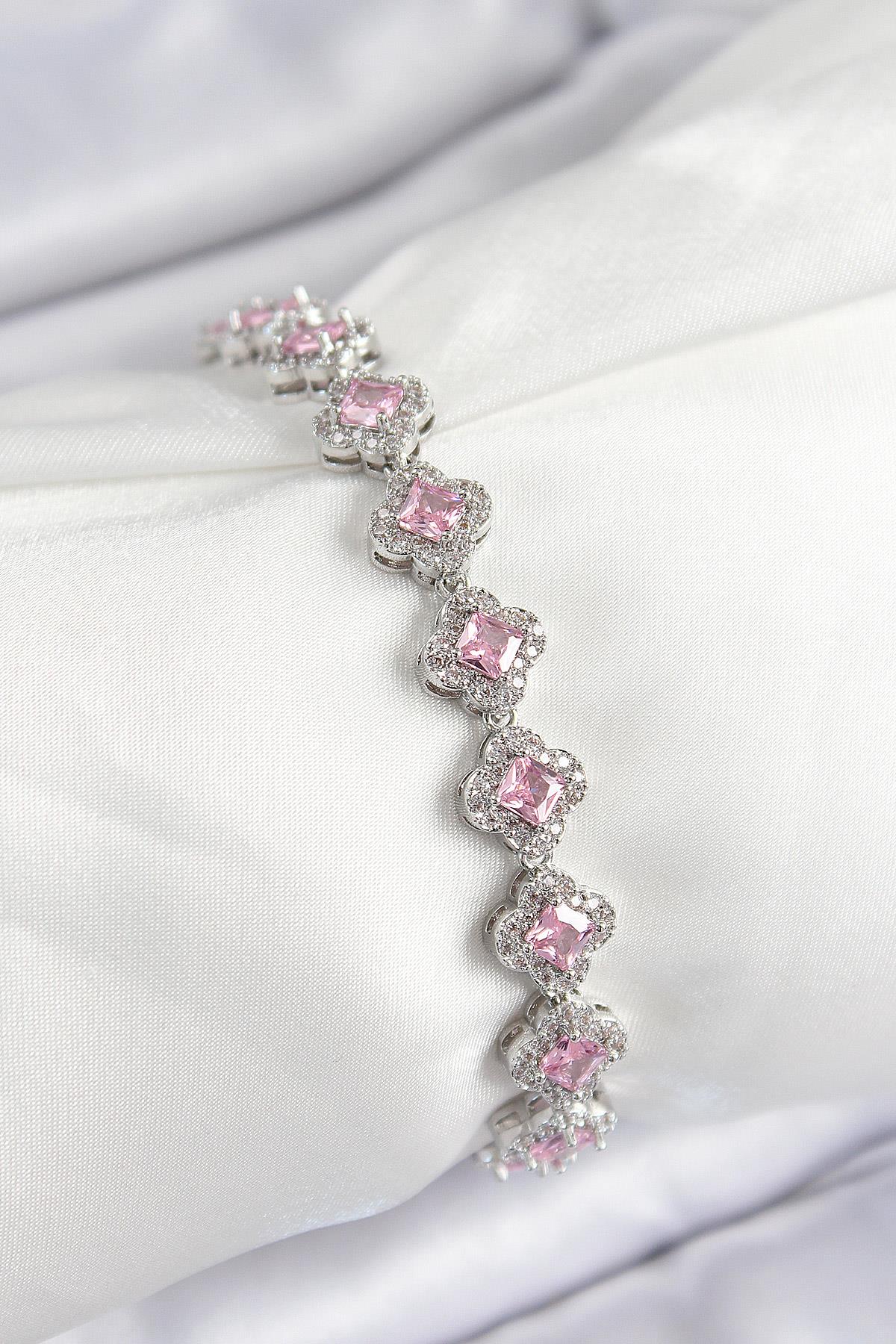 Pirinç Zirkon Taşlı Pembe Yonca Baget Model Gümüş Renk VIP Seri Kadın Bileklik